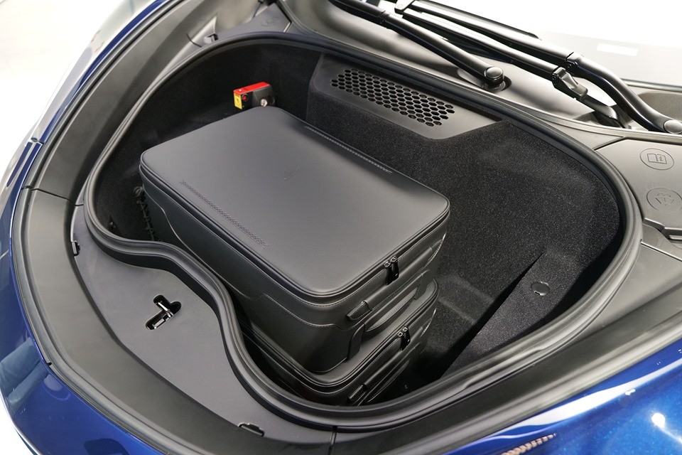 Khoang chứa đồ ph&iacute;a trước đầu xe McLaren GT