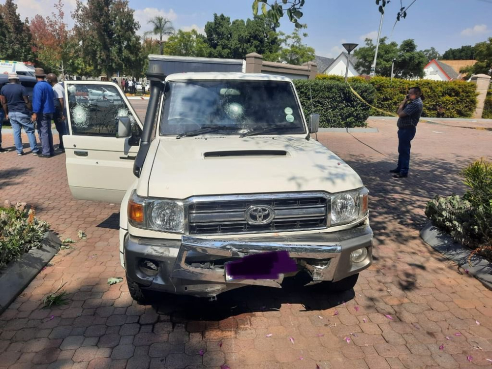 Chiếc Toyota Land Cruiser bọc th&eacute;p chống đạn bị biến dạng cản trước