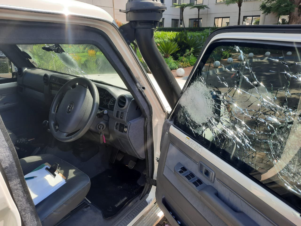 K&iacute;nh cửa sổ của chiếc Toyota Land Cruiser bị rạn nứt