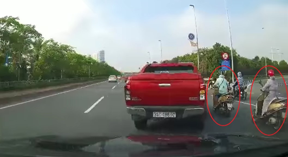 Chiếc xe b&aacute;n tải chuyển l&agrave;n ẩu, g&acirc;y tai nạn cho 2 người phụ nữ đi xe m&aacute;y
