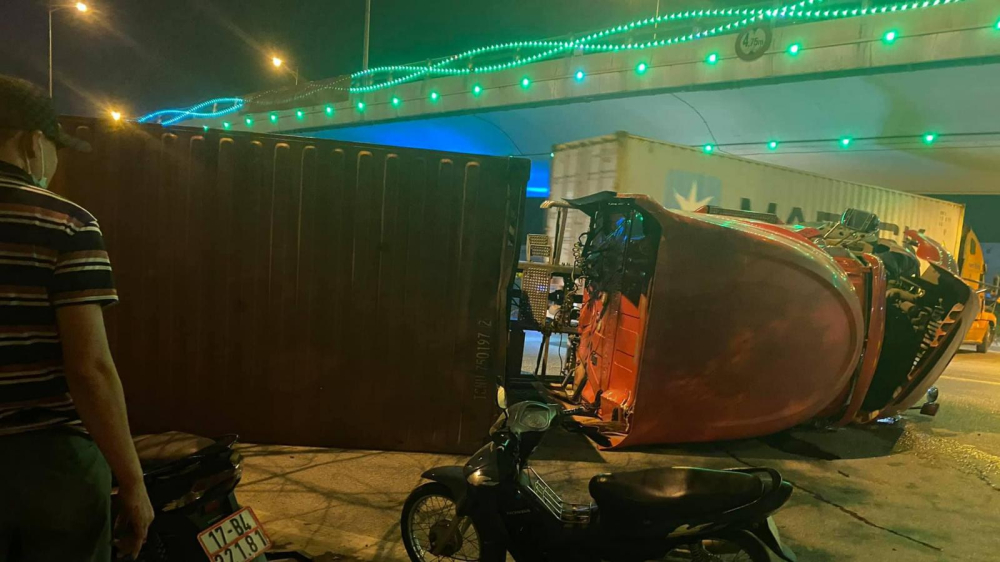 Chiếc xe container hư hỏng nặng cabin
