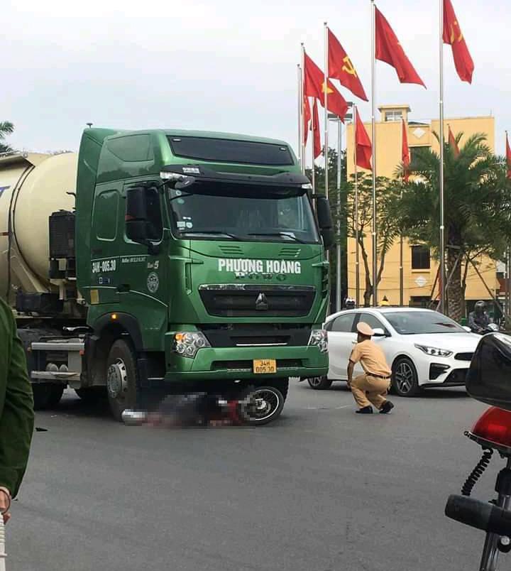 Hiện trường vụ va chạm giữa xe m&aacute;y với xe bồn khiến 1 người tử vong tại chỗ