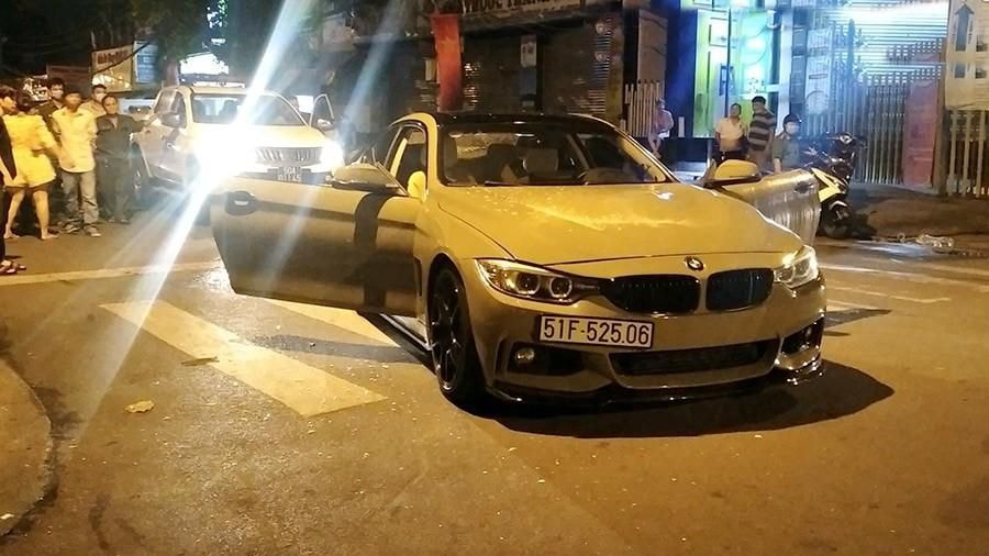 Chiếc xe BMW 428i n&agrave;y được độ body kit v&agrave; ống xả, xe mang m&agrave;u x&aacute;m xi-mang nhưng kh&ocirc;ng r&otilde; l&agrave; m&agrave;u sơn nguy&ecirc;n bản hay d&aacute;n đề-can. Trước đ&oacute; xe mang 2 m&agrave;u trắng-đen