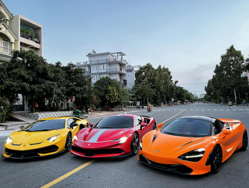 Từ tr&aacute;i sang phải l&agrave; Lamborghini Aventador SVJ, Ferrari SF90 Stradale v&agrave; cuối c&ugrave;ng l&agrave; si&ecirc;u xe McLaren 720S