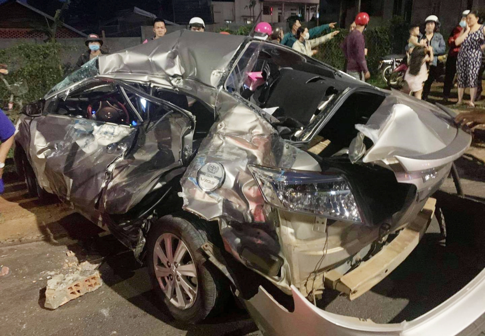 Chiếc xe Toyota Vios bị v&ograve; n&aacute;t sau tai nạn, t&uacute;i kh&iacute; khoang l&aacute;i kh&ocirc;ng bung ra