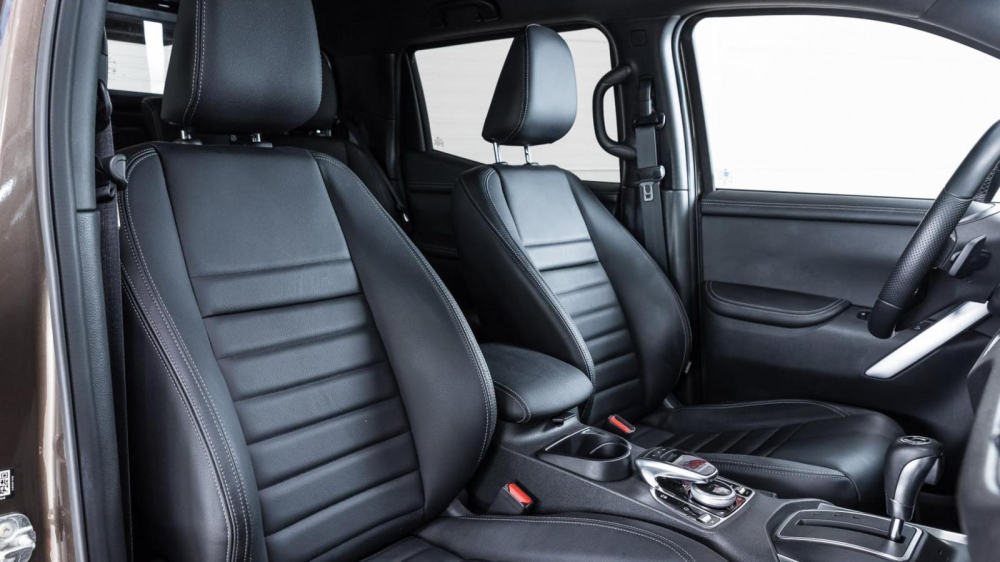 Ghế ngồi ph&iacute;a trước của Mercedes X-Class 6x6
