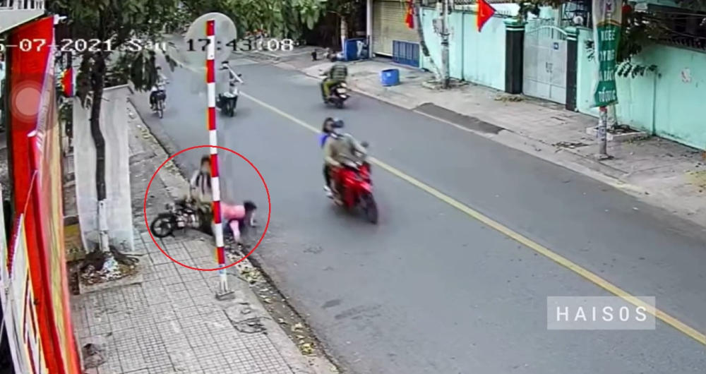 Hai em học sinh đi xe đạp điện bị đạp ngã vào lề đường Hai em học sinh đi xe đạp điện bị đạp ngã vào lề đường