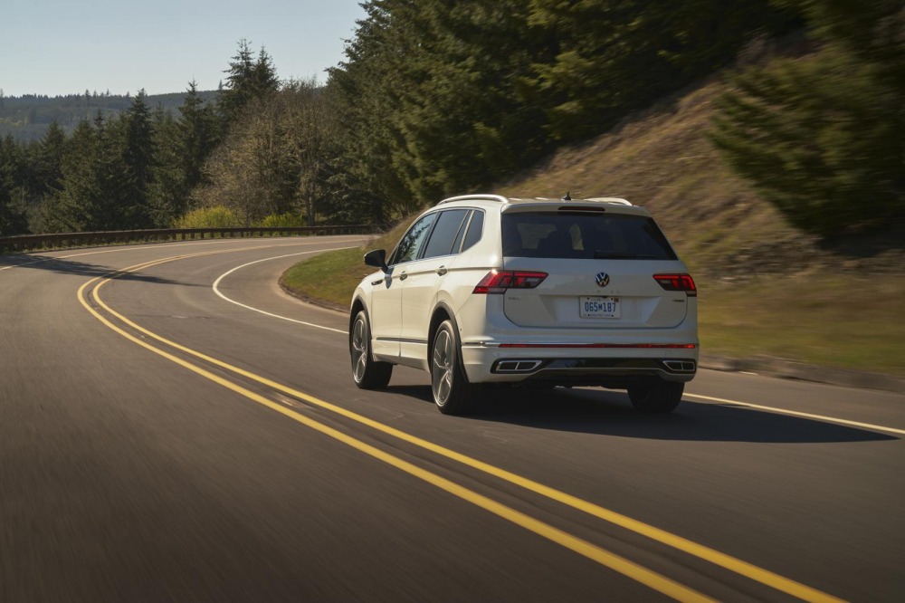 Volkswagen Tiguan Allspace 2021 nhìn từ đằng sau