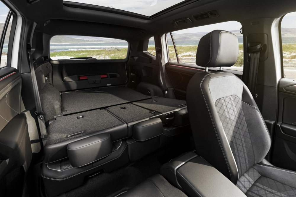 Ghế sau của Volkswagen Tiguan Allspace 2021 có thể gập xuống