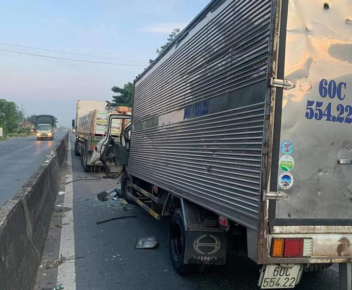 Hiện trường vụ xe tải tông đuôi xe đầu kéo, trước đó, chiếc xe đầu kéo xảy ra va chạm với xe khách giường nằm
