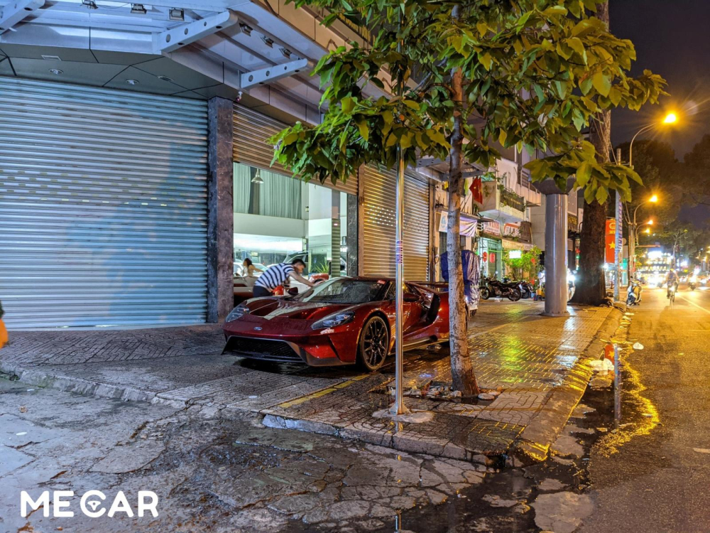 Chiếc siêu xe Ford GT thế hệ mới đầu tiên về nước có màu đỏ sẫm, đích thân ông chủ công ty nhập khẩu tư nhân tắm rửa cho xe Chiếc siêu xe Ford GT thế hệ mới đầu tiên về nước có màu đỏ sẫm, đích thân ông chủ công ty nhập khẩu tư nhân tắm rửa cho xe