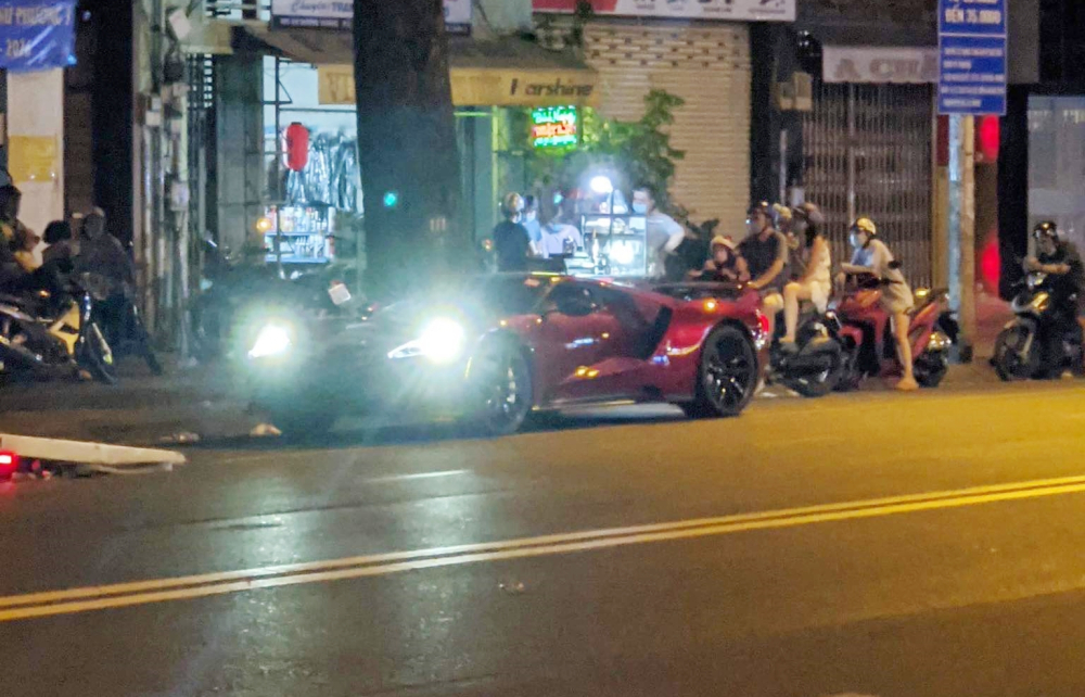 Chiếc siêu xe Ford GT thế hệ mới đầu tiên về Việt Nam, xe được vận chuyển về công ty nhập khẩu tư nhân bằng xe chuyên dụng Chiếc siêu xe Ford GT thế hệ mới đầu tiên về Việt Nam, xe được vận chuyển về công ty nhập khẩu tư nhân bằng xe chuyên dụng