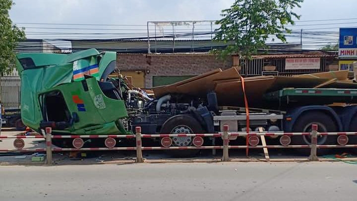 Vụ tai nạn khiến xe đầu k&eacute;o hư hỏng nặng