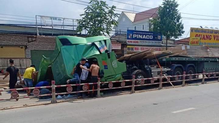 Nhiều người d&acirc;n hỗ trợ đưa t&agrave;i xế ra b&ecirc;n ngo&agrave;i