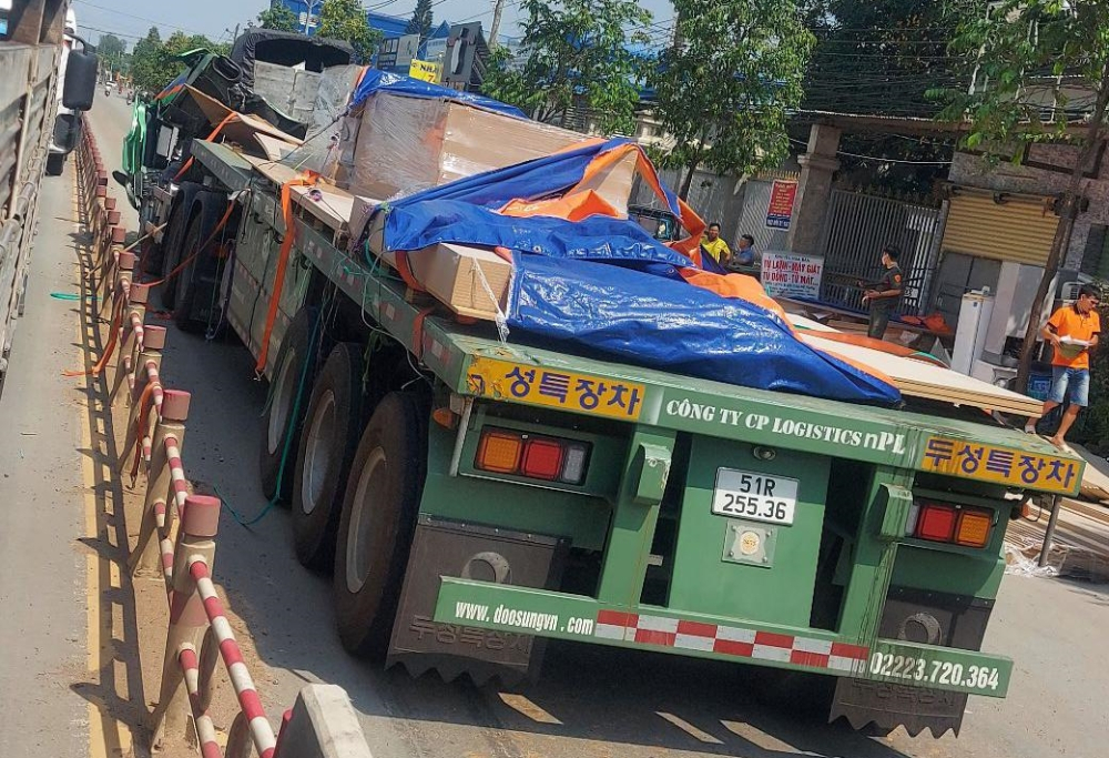 Vụ tai nạn khiến giao th&ocirc;ng qua đ&acirc;y &ugrave;n tắc