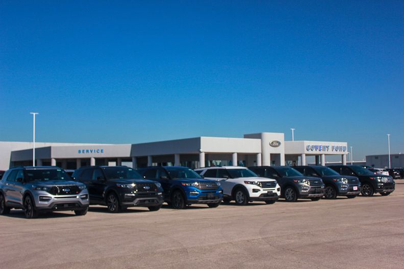 Đại lý ô tô Covert Ford Hutto - nơi các vụ giao dịch bán súng của Tondre và Ellard diễn ra