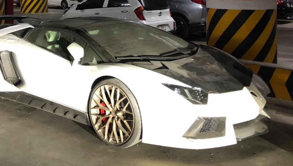 Kh&ocirc;ng r&otilde; l&yacute; do l&agrave; g&igrave; chủ nh&acirc;n của chiếc Lamborghini Aventador LP700-4 Roadster lại để xe b&aacute;m bụi d&agrave;y đặc m&agrave; kh&ocirc;ng sử dụng