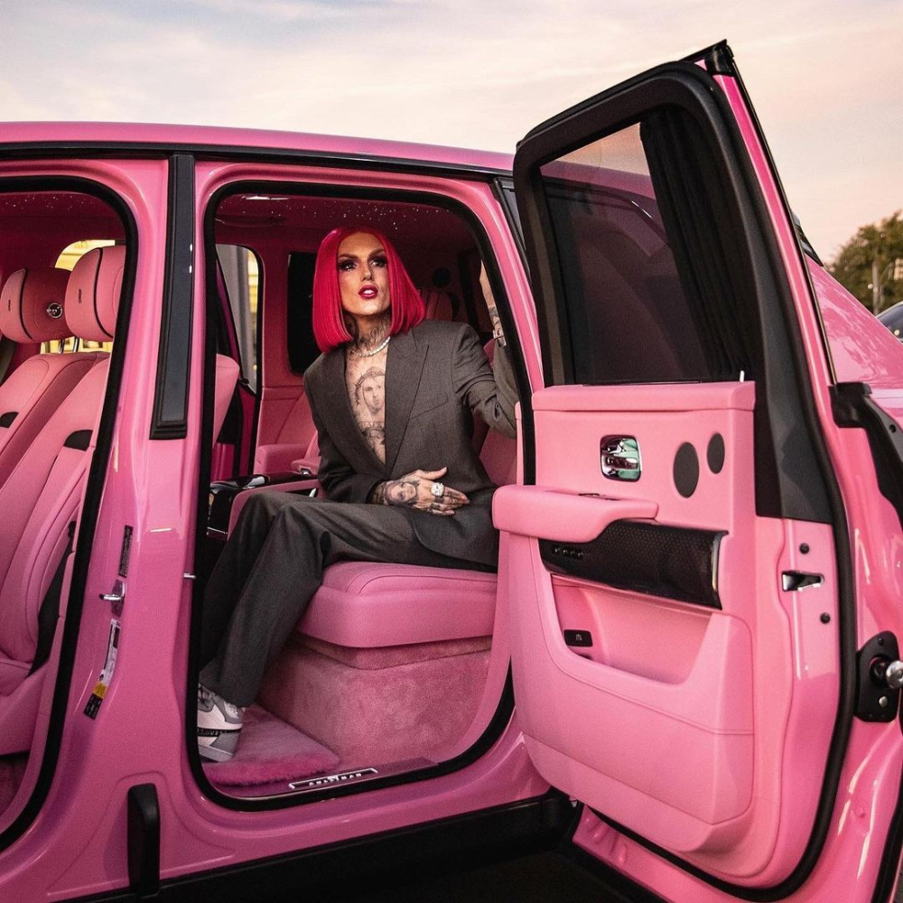Rolls-Royce Cullinan Black Badge phiên bản nữ tính của “ông hoàng trang điểm” Jeffree Star