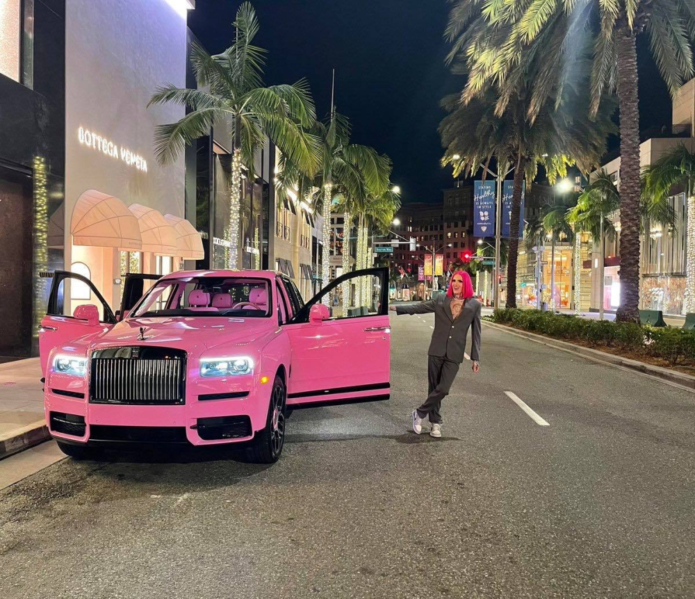 Jeffree Star rất thích thú với chiếc xe Rolls-Royce Cullinan Black Badge