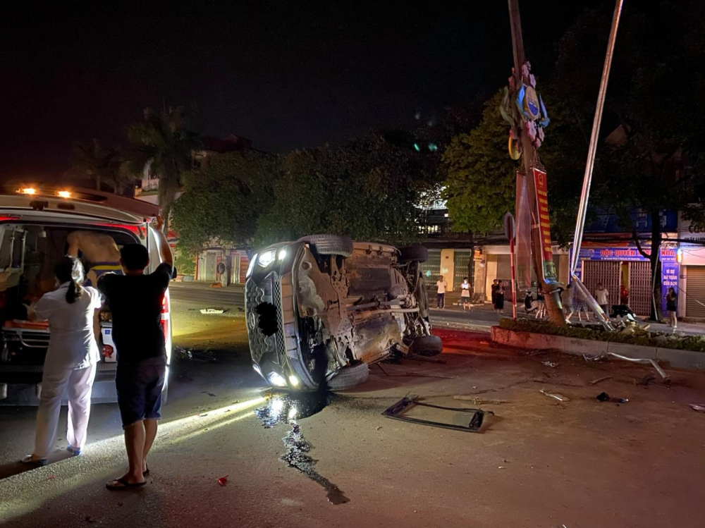 Hiện trường vụ tai nạn xe Hyundai Santa Fe khiến tài xế bị thương nặng