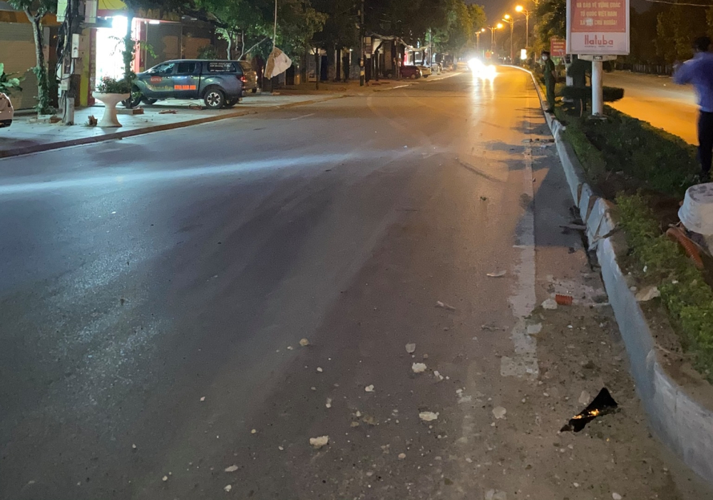 Một đoạn dải phân cách hư hỏng