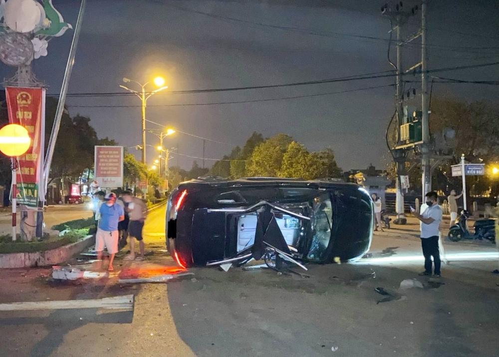 Người dân theo dõi vụ tai nạn khá đông dù đã khuya