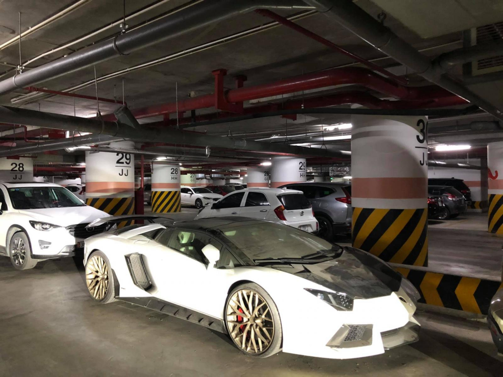 H&igrave;nh ảnh mới nhất củachiếc si&ecirc;u xe Lamborghini Aventador LP700-4 Roadster n&agrave;y cho thấy xe vẫn b&aacute;m bụi d&agrave;y đặc d&ugrave; đ&atilde; được di chuyển sang chỗ đậu kh&aacute;c