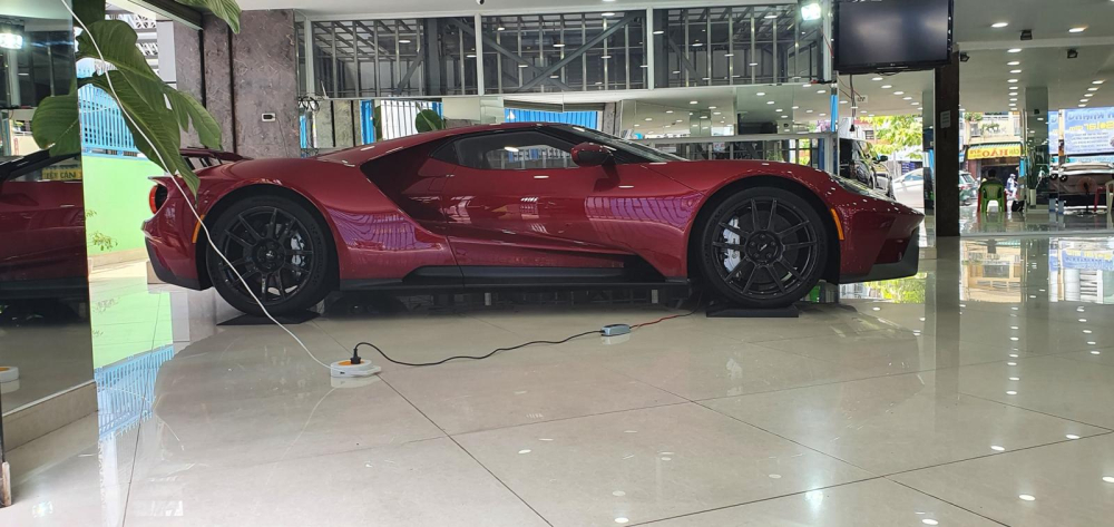 Siêu xe Ford GT đầu tiên về nước có màu sơn đỏ sẫm