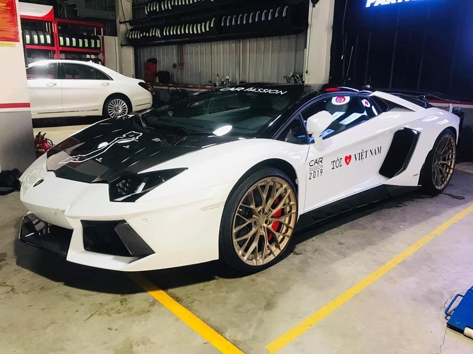 Ngoại hình của siêu xe Lamborghini Aventador LP700-4 Roadster lúc tham dự hành trình siêu xe vào năm 2019
