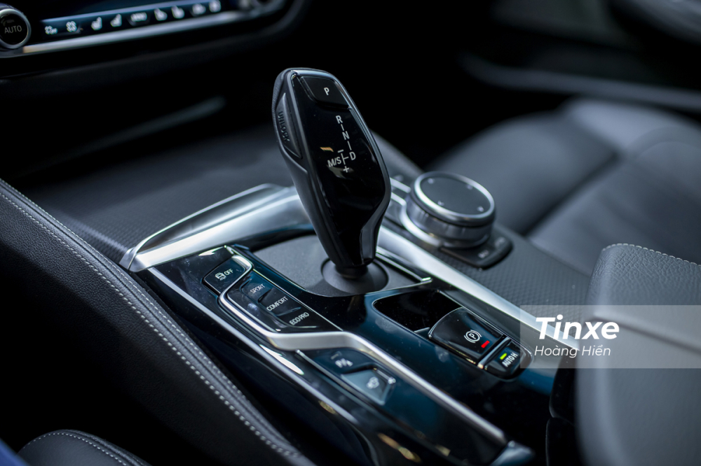 Cần số điện tử rất đặc trưng của BMW.