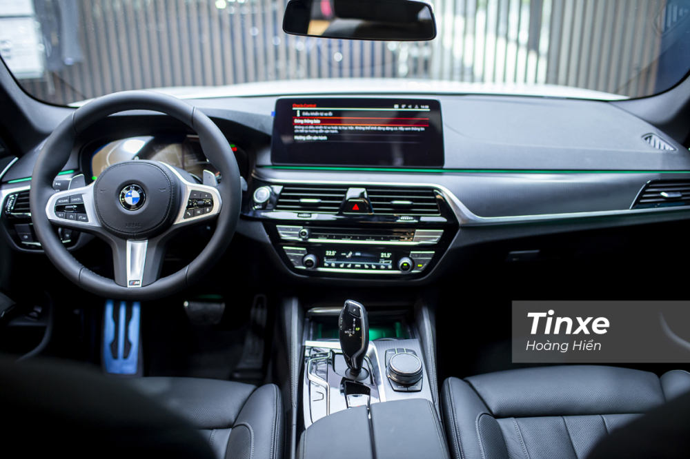 Nội thất của BMW 520i M Sport mang ng&ocirc;n ngữ thiết kế gọn g&agrave;ng, hiện đại v&agrave; pha ch&uacute;t thể thao.