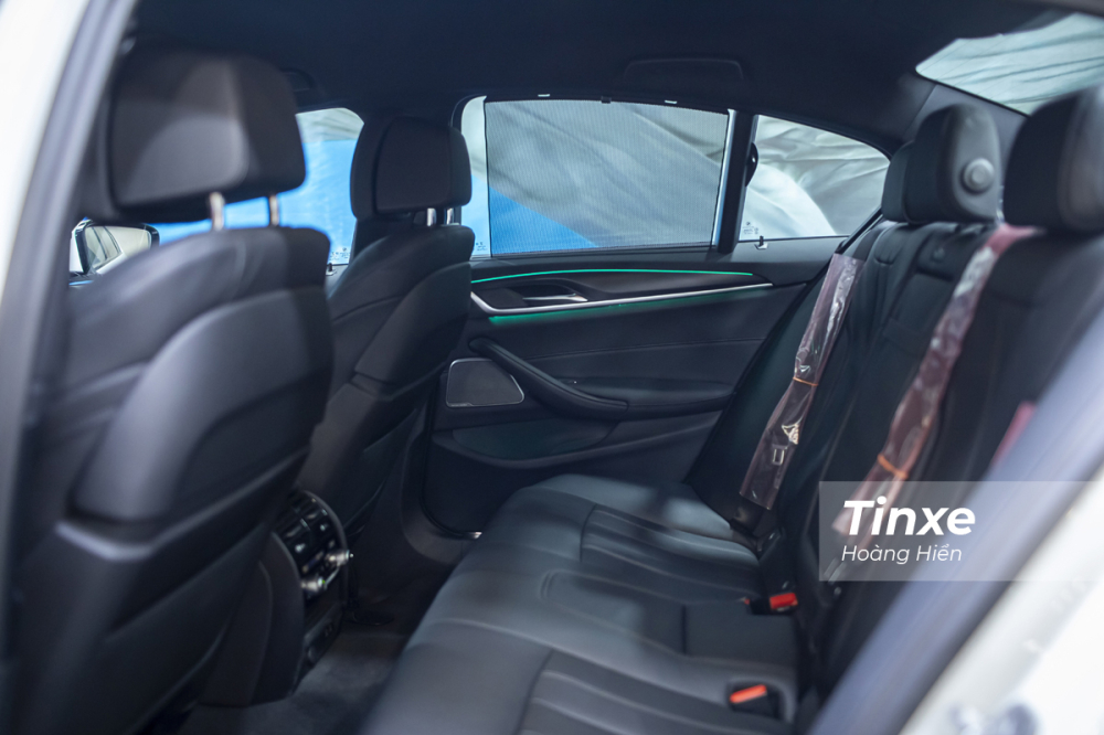 H&agrave;ng ghế thứ 2 của BMW 520i M Sport kh&aacute; rộng r&atilde;i với những tiện nghi ti&ecirc;u chuẩn của một chiếc sedan hạng sang cỡ trung.