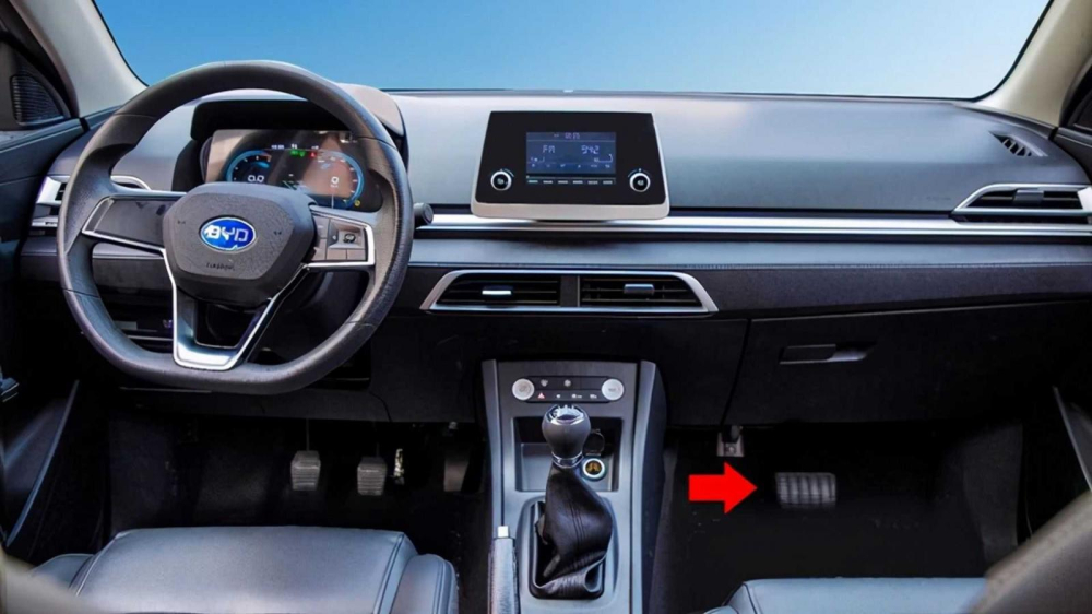 Bên ghế lái phụ cũng có chân phanh để người hướng dẫn có thể can thiệp khi cần