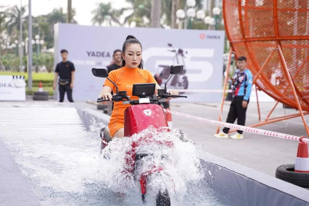 Yadea G5 cũng c&oacute; khả năng lội nước rất tốt trong điều kiện ngập lụt
