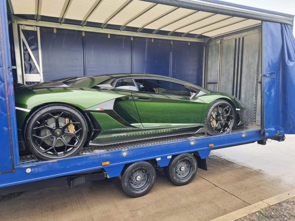 Chiếc siêu xe Lamborghini Aventador SVJ Coupe này sẽ bay về một nước châu Á trước khi quá cảnh ở đây để lên thùng container và đi đường biển về Việt Nam Chiếc siêu xe Lamborghini Aventador SVJ Coupe này sẽ bay về một nước châu Á trước khi quá cảnh ở đây để lên thùng container và đi đường biển về Việt Nam