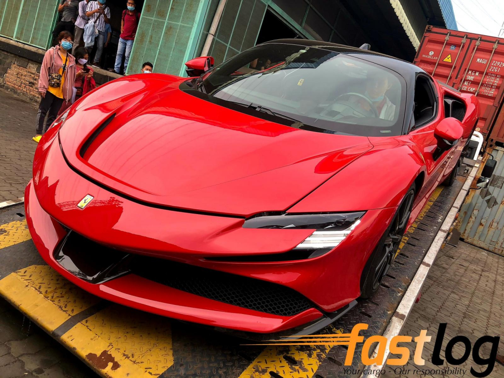 Hình ảnh này cho thấy khoang lái chiếc Ferrari SF90 Stradale có thể là màu đen và viền trắng Hình ảnh này cho thấy khoang lái chiếc Ferrari SF90 Stradale có thể là màu đen và viền trắng