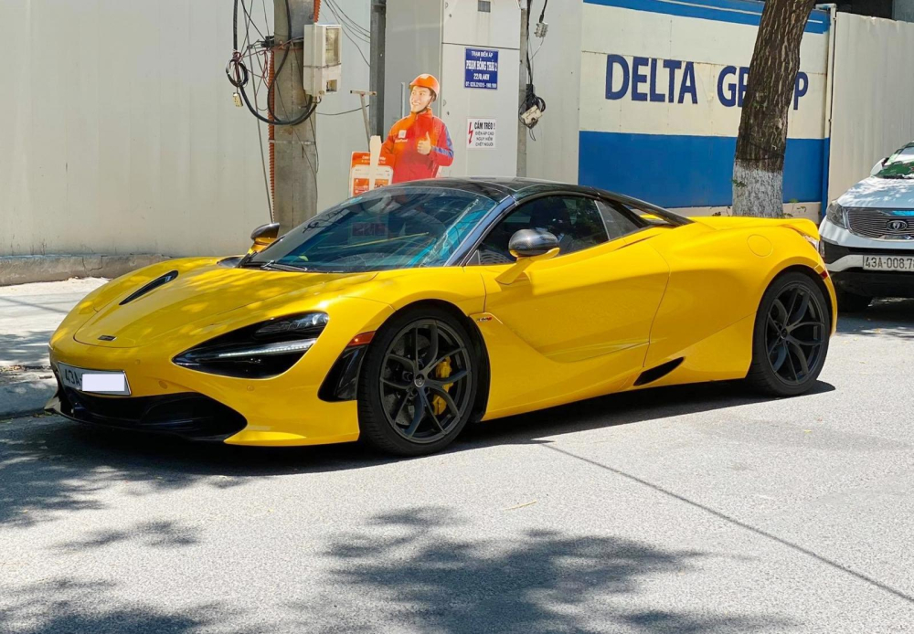 Chiếc xe ra đầu số 43 của th&agrave;nh phố Đ&agrave; Nẵng, đ&acirc;y l&agrave; chiếc McLaren 720S Spider m&agrave;u &agrave;ng &oacute;ng duy nhất Việt Nam