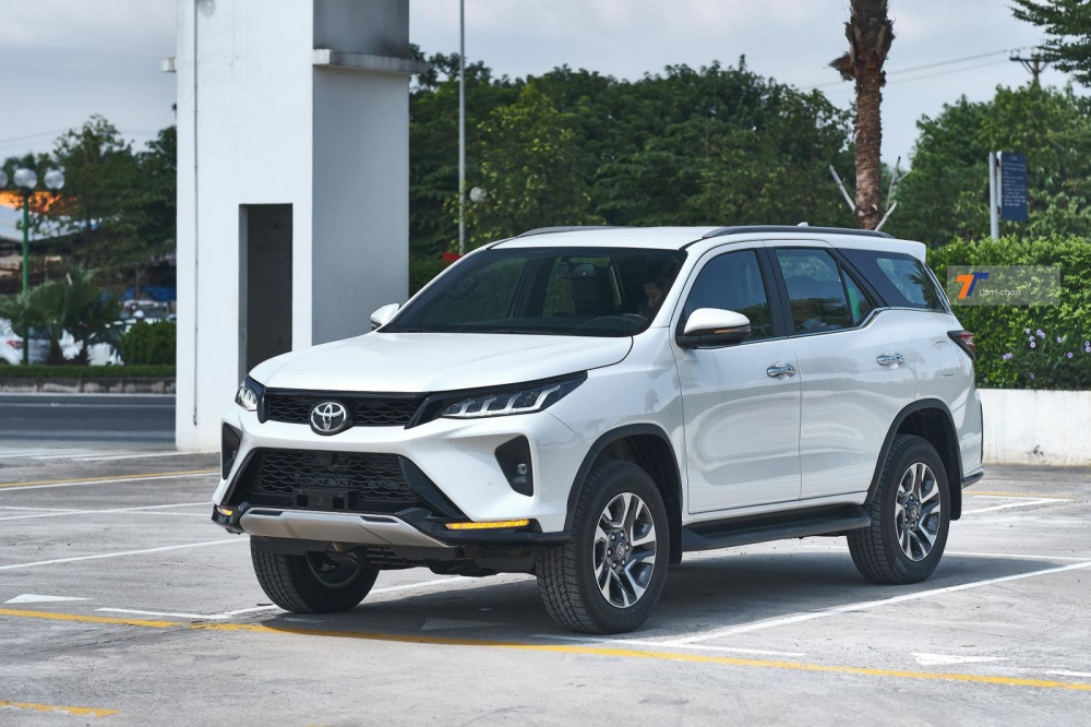 Gi&aacute; b&aacute;n cao khiến thị phần của Toyota Fortuner dần bị Ford Everest đ&aacute;nh chiếm.