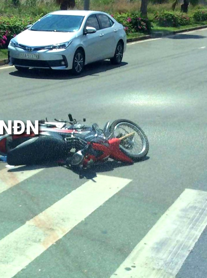 Chiếc xe máy của nạn nhân nằm đổ trên vạch kẻ dành cho người đi bộ