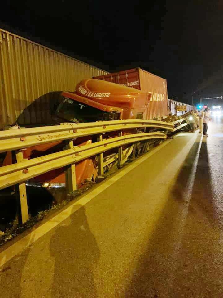 Xe container nằm kẹp giữa dải ta-luy và tàu hỏa