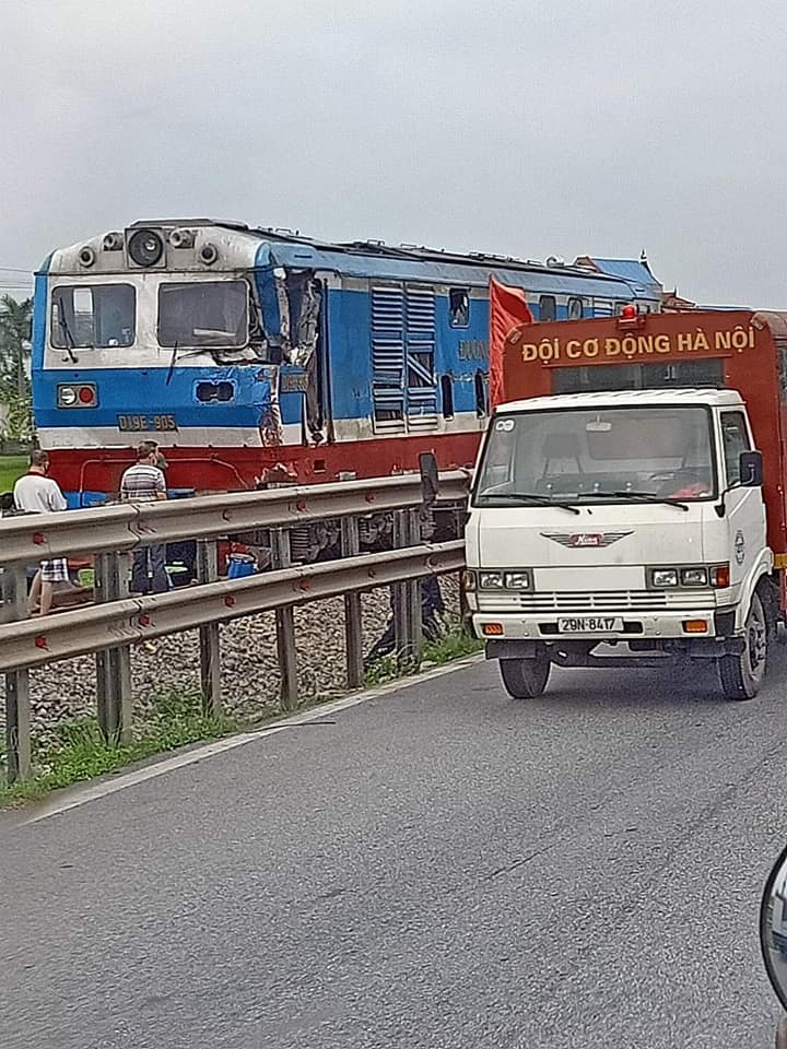 Đầu máy tàu hỏa bị hư hỏng và trật bánh