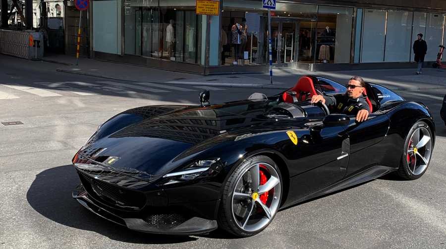 Cristiano Ronaldo được cho đã đặt mua Ferrari Monza SP2 với màu đỏ siêu độc. Người điều khiển chiếc siêu xe Ferrari Monza SP2 trong ảnh chính là Zlatan Ibrahimovic Cristiano Ronaldo được cho đã đặt mua Ferrari Monza SP2 với màu đỏ siêu độc. Người điều khiển chiếc siêu xe Ferrari Monza SP2 trong ảnh chính là Zlatan Ibrahimovic