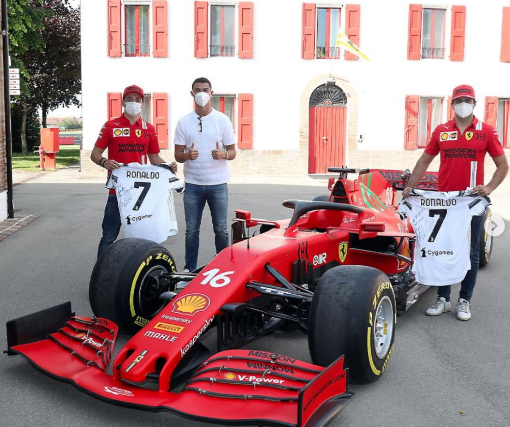 Cristiano Ronaldo chụp ảnh cùng 2 tay đua là Charles Leclerc và Carlos Sainz Jr Cristiano Ronaldo chụp ảnh cùng 2 tay đua là Charles Leclerc và Carlos Sainz Jr
