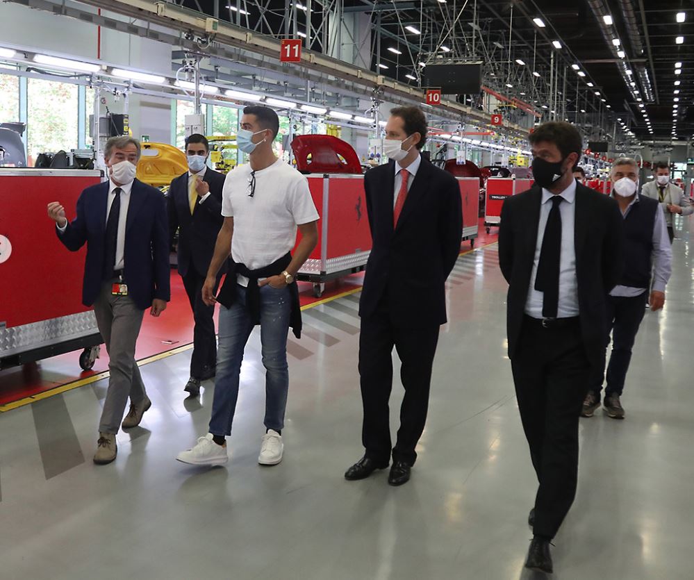 CR7 được Chủ tịch của câu lạc bộ Juventus tháp tùng đến nhà máy của Ferrari và được Chủ tịch đương nhiệm hãng xe Ferrari đưa đi tham quan CR7 được Chủ tịch của câu lạc bộ Juventus tháp tùng đến nhà máy của Ferrari và được Chủ tịch đương nhiệm hãng xe Ferrari đưa đi tham quan