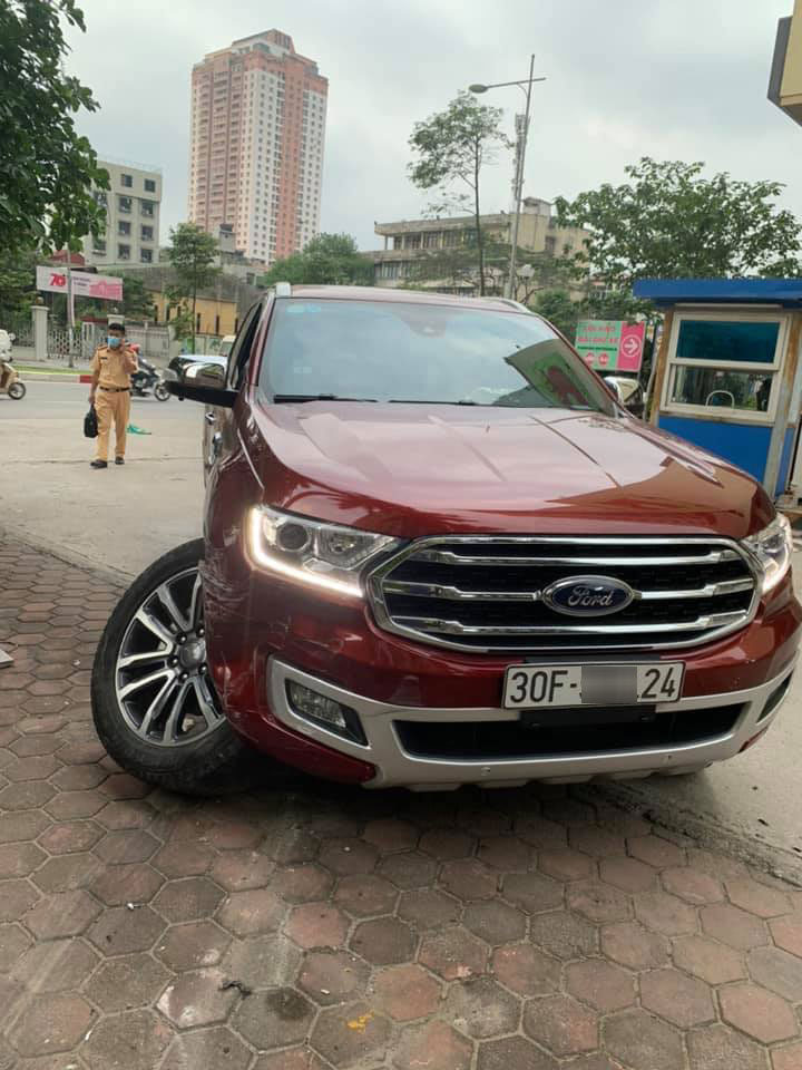 Chiếc SUV cỡ trung Ford Everest gây tai nạn liên hoàn