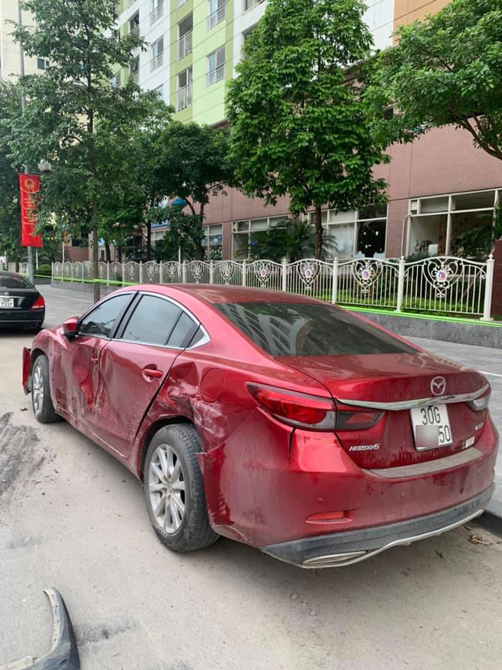 Chiếc Mazda6 bị hư hỏng sườn xe