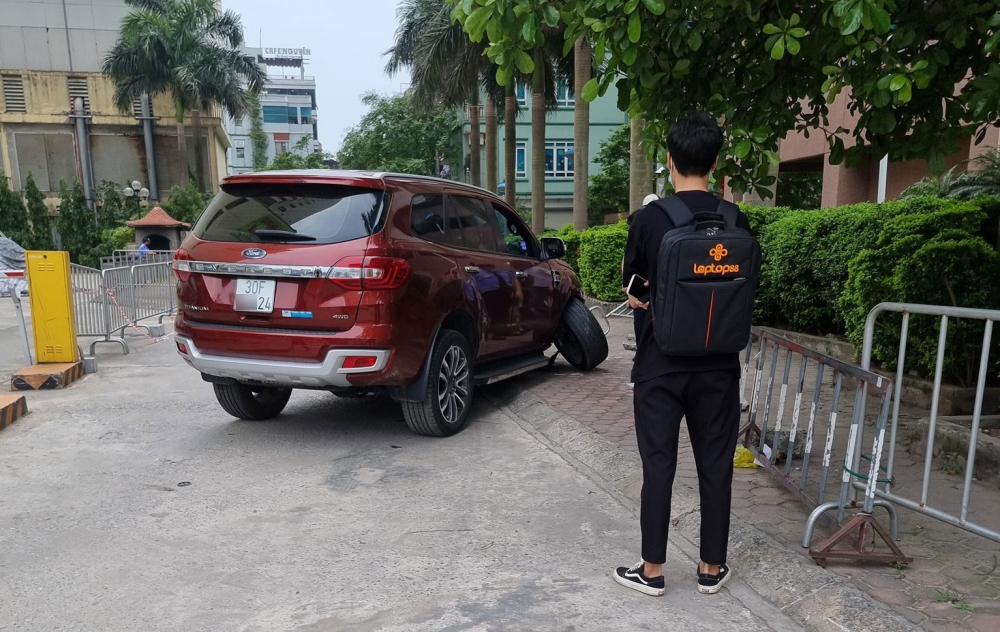 Chiếc Ford Everest gãy trục trước