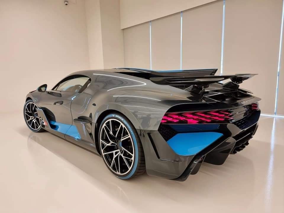 Chiếc siêu xe Bugatti Chiron này là hàng trưng bày Chiếc siêu xe Bugatti Chiron này là hàng trưng bày