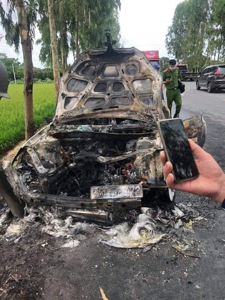 Lực lượng chức năng có mặt tại hiện trường vụ cháy Lực lượng chức năng có mặt tại hiện trường vụ cháy