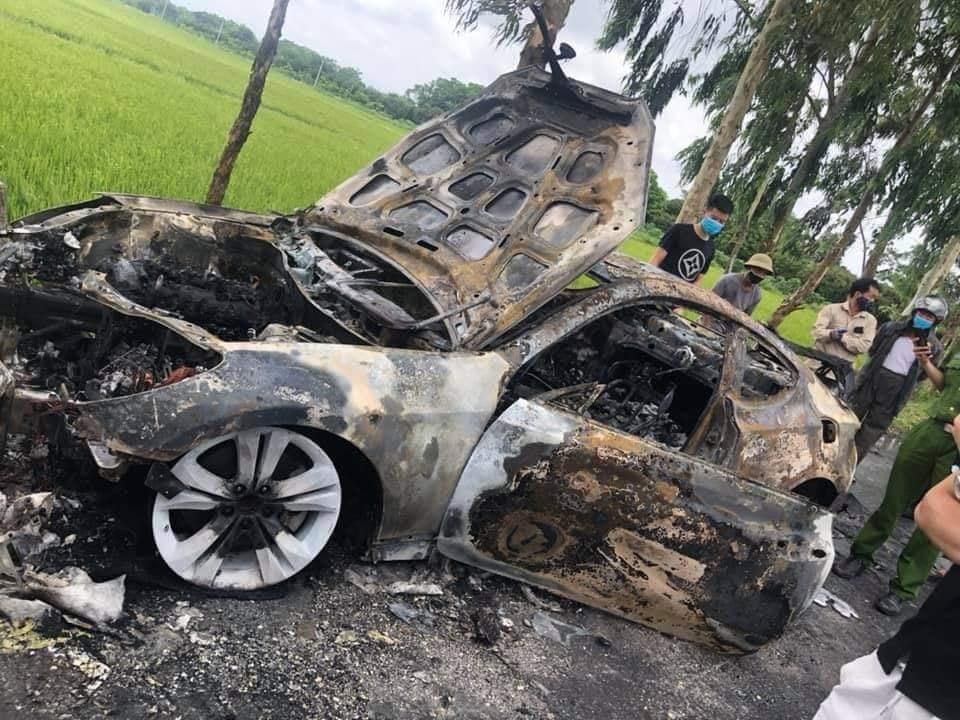 Chiếc ô tô cháy chỉ còn trơ khung Chiếc ô tô cháy chỉ còn trơ khung